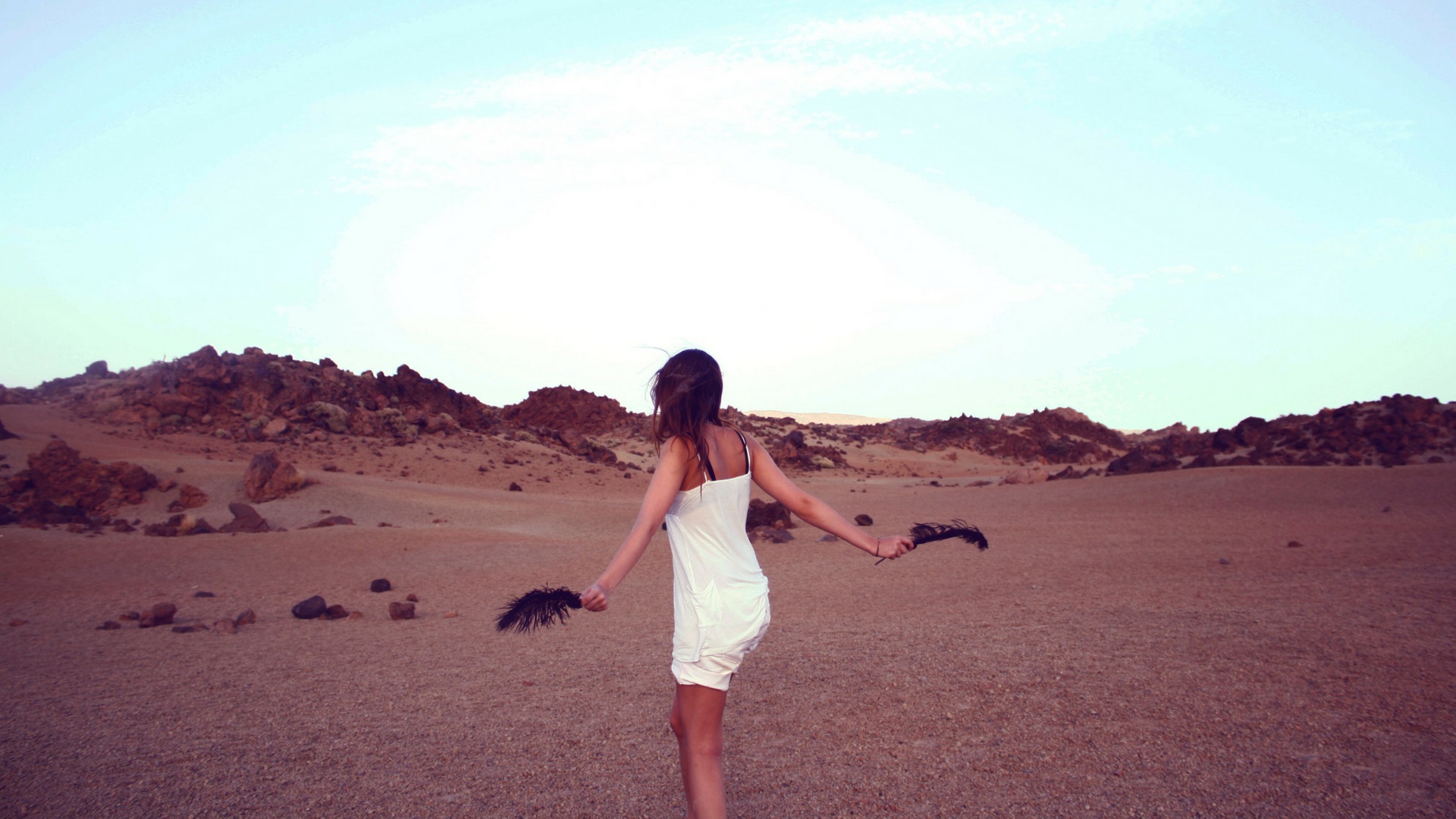 砂漠を歩く女性